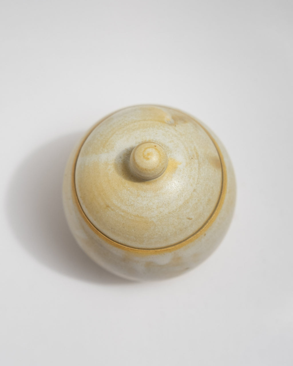 Ceramic jar with a lid for tea